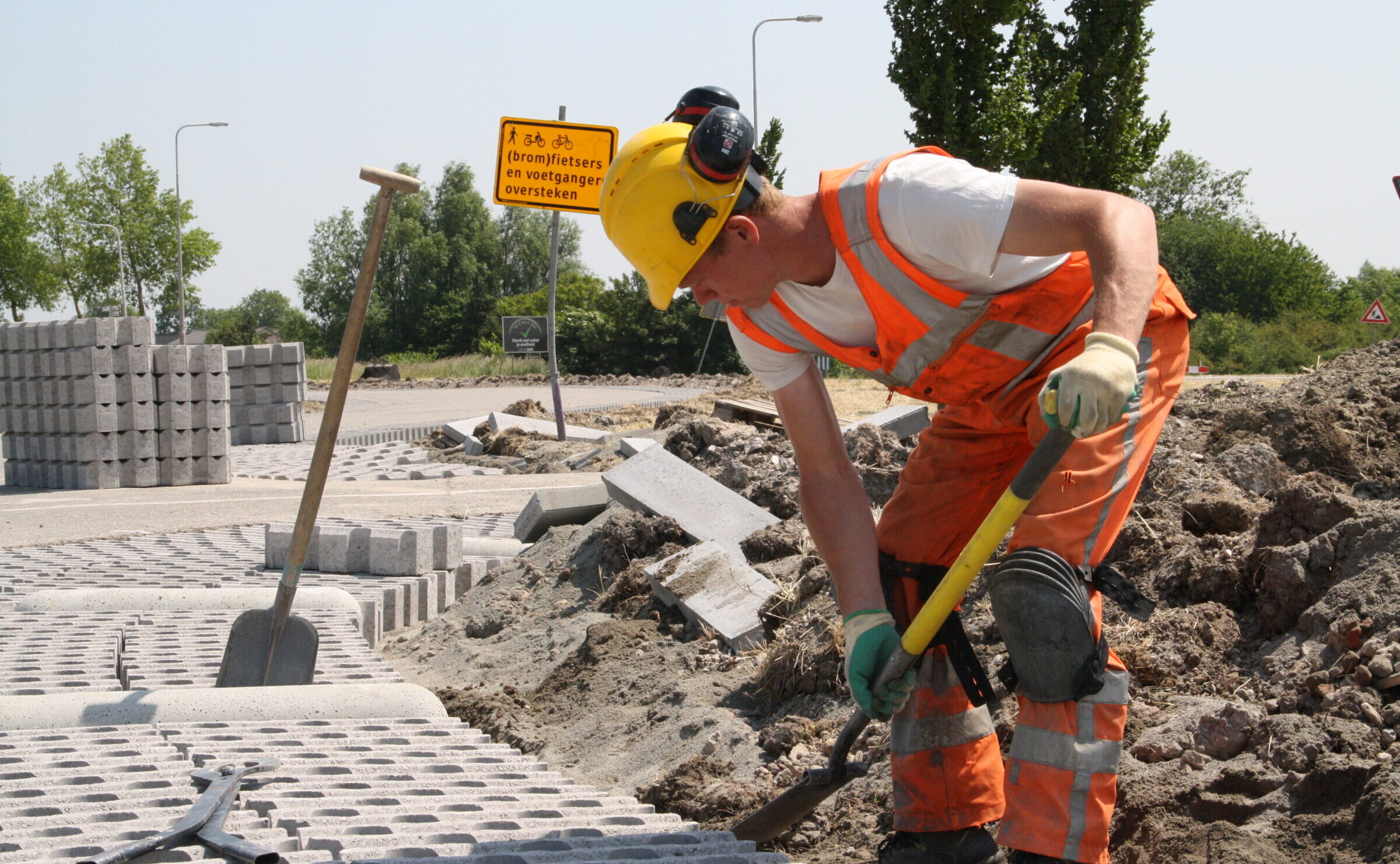 Medewerkers H4A Openbare Ruimte leggen grasbetontegels in de Provincie Zeeland