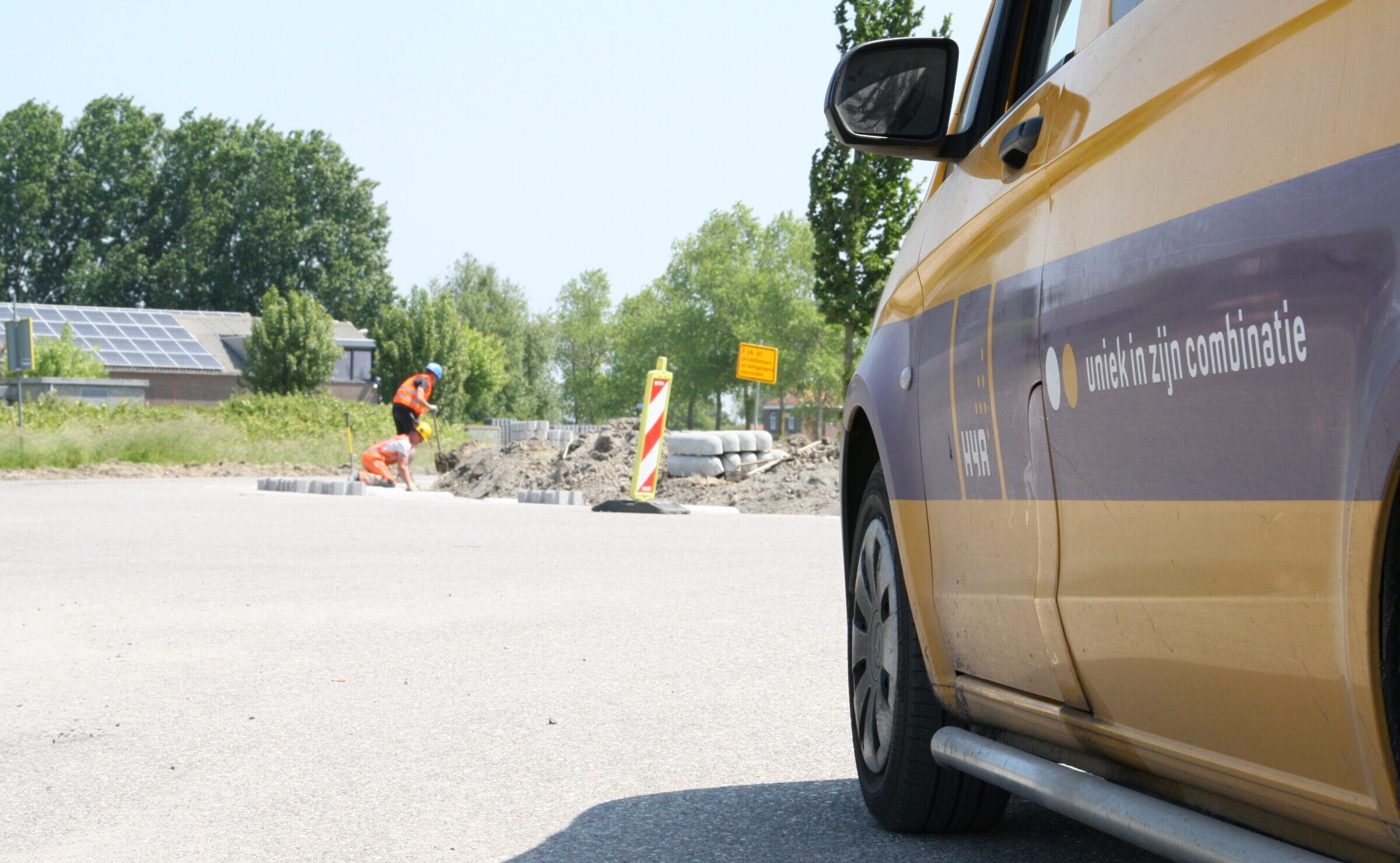 Medewerkers H4A Openbare Ruimte leggen grasbetontegels in de Provincie Zeeland