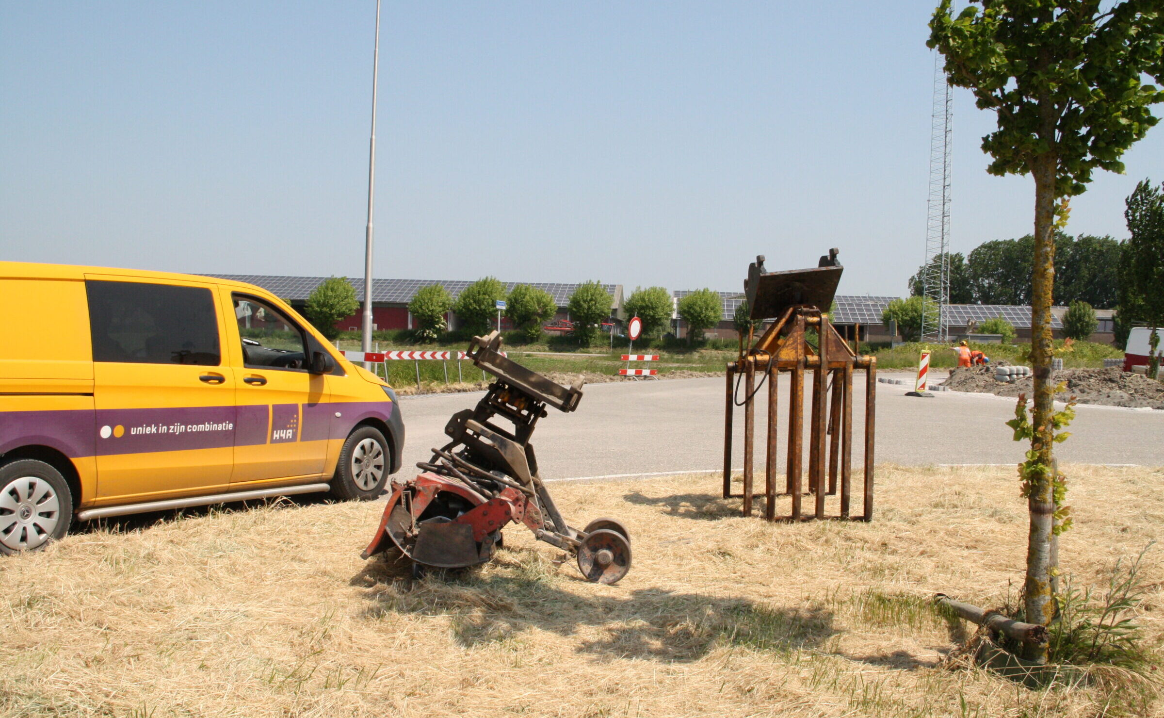 Medewerkers H4A Openbare Ruimte leggen grasbetontegels in de Provincie Zeeland