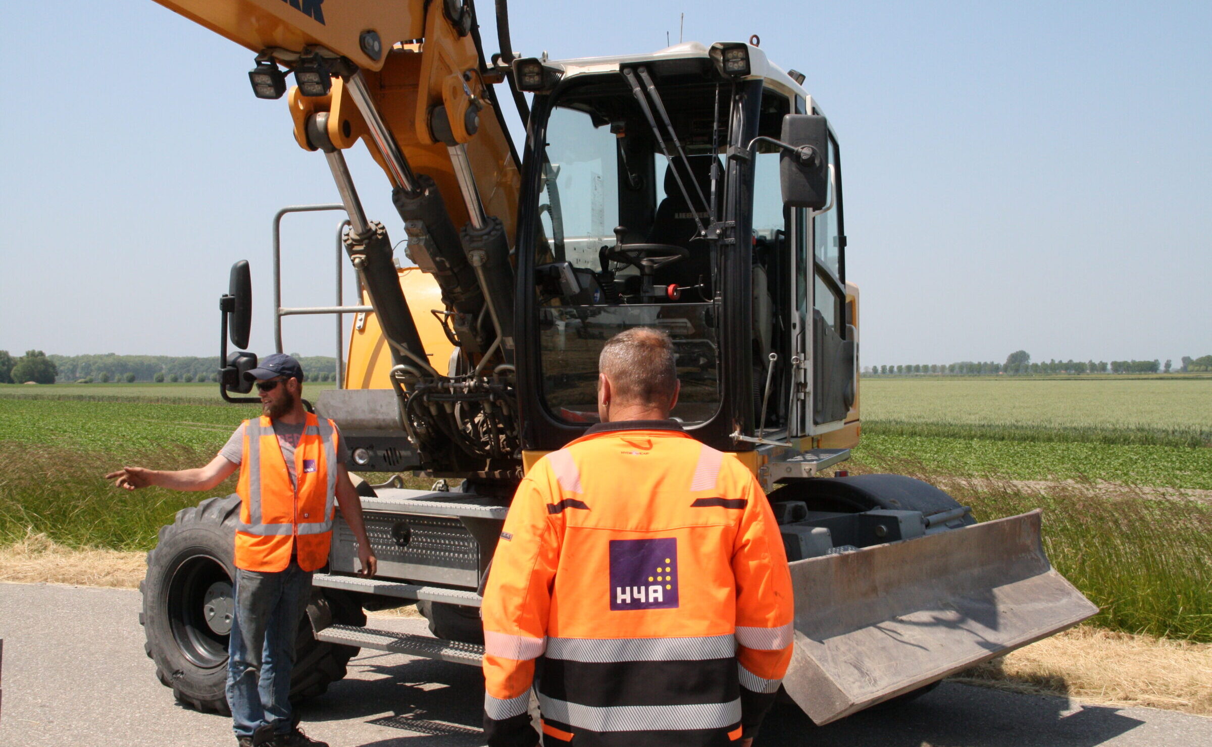 Medewerkers H4A Openbare Ruimte leggen grasbetontegels in de Provincie Zeeland