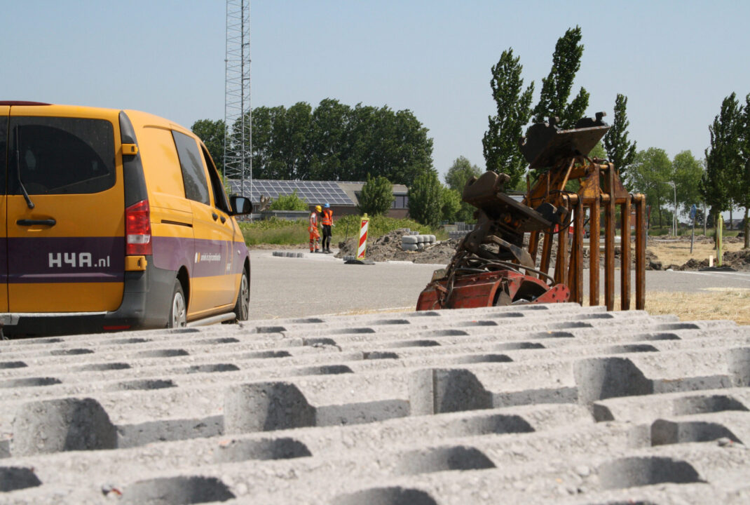 Medewerkers H4A Openbare Ruimte leggen grasbetontegels in de Provincie Zeeland