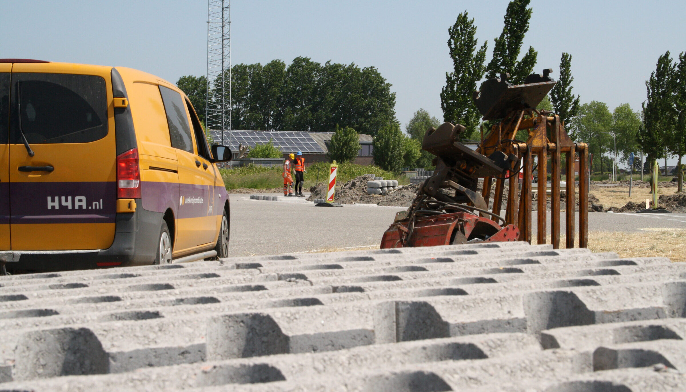 Medewerkers H4A Openbare Ruimte leggen grasbetontegels in de Provincie Zeeland