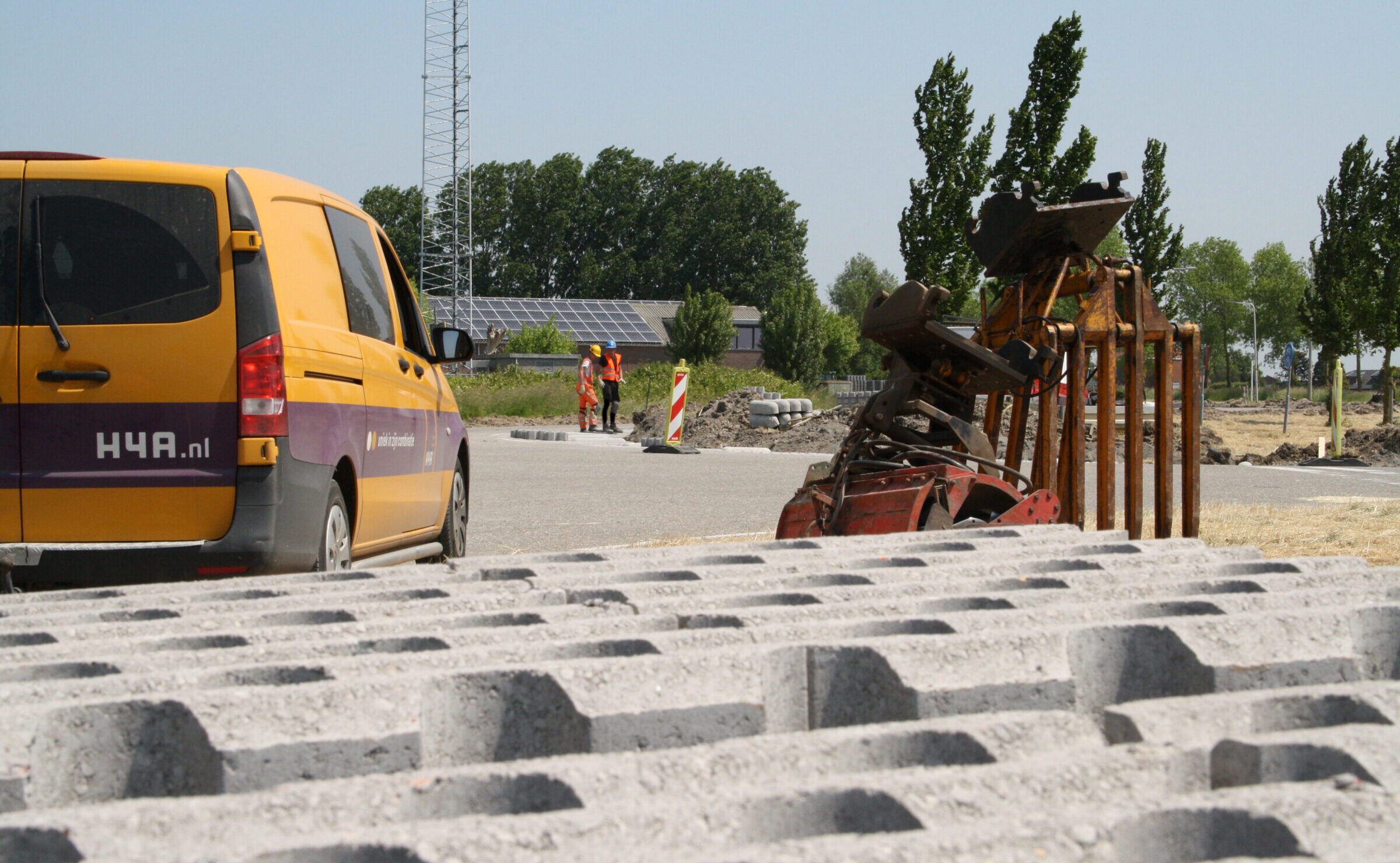 Medewerkers H4A Openbare Ruimte leggen grasbetontegels in de Provincie Zeeland