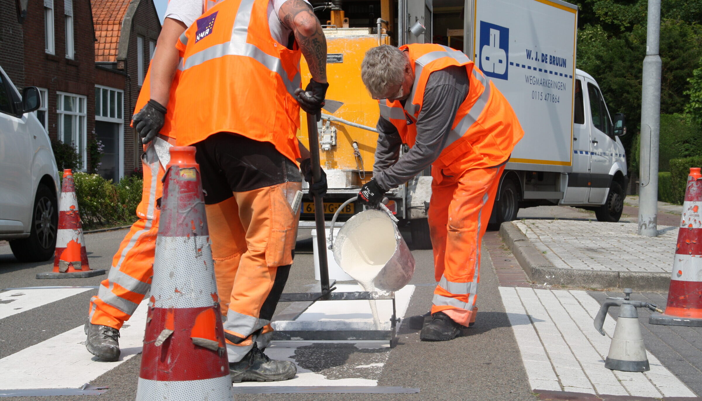 Medewerkers van W.J. de Bruijn, onderdeel van H4A, aan de slag in Sluis met wegmarkeringen