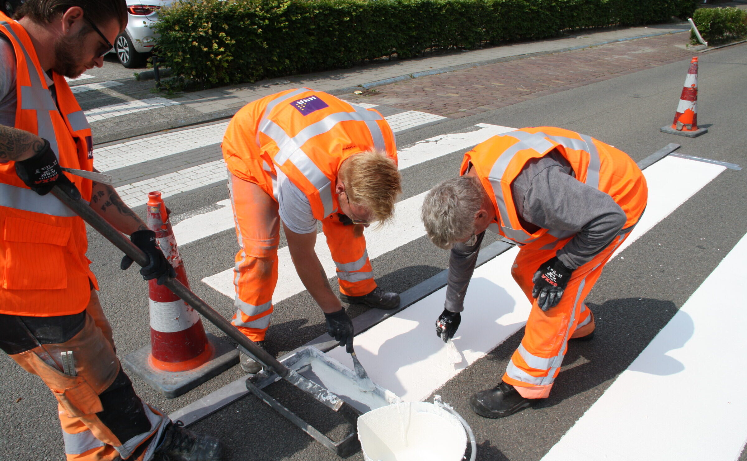 Medewerkers van W.J. de Bruijn, onderdeel van H4A, aan de slag in Sluis met wegmarkeringen