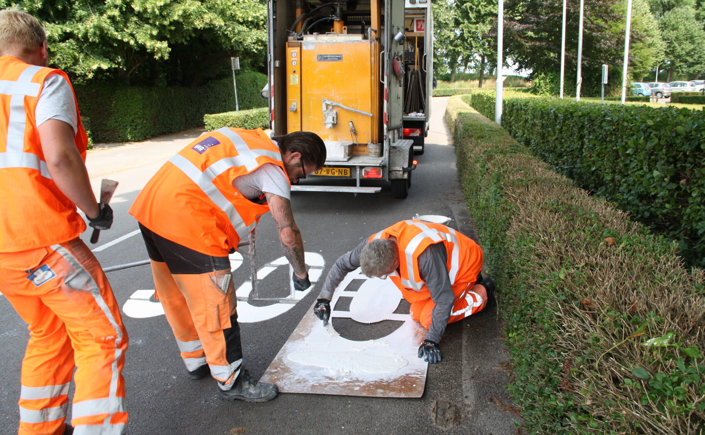 Medewerkers van W.J. de Bruijn, onderdeel van H4A, aan de slag in Sluis met wegmarkeringen