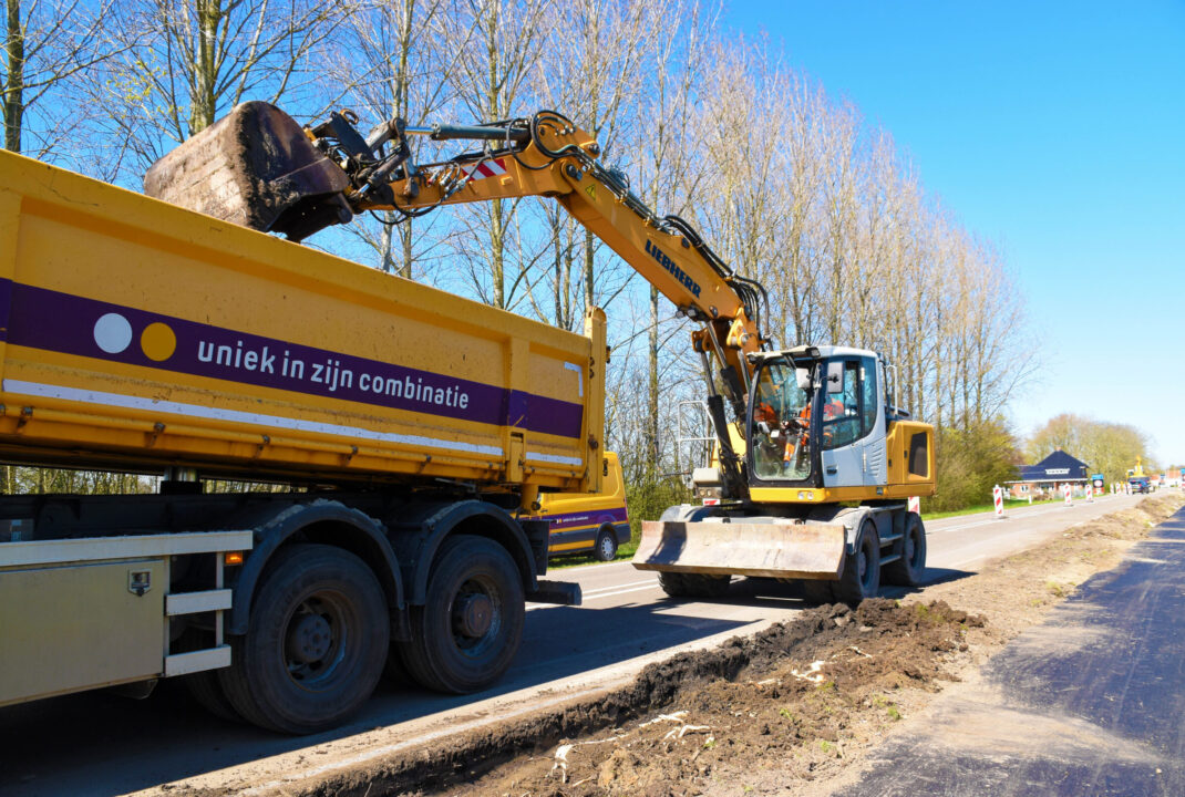 Medewerkers van H4A Openbare Ruimte werken aan de Hulsterseweg in Kuitaart