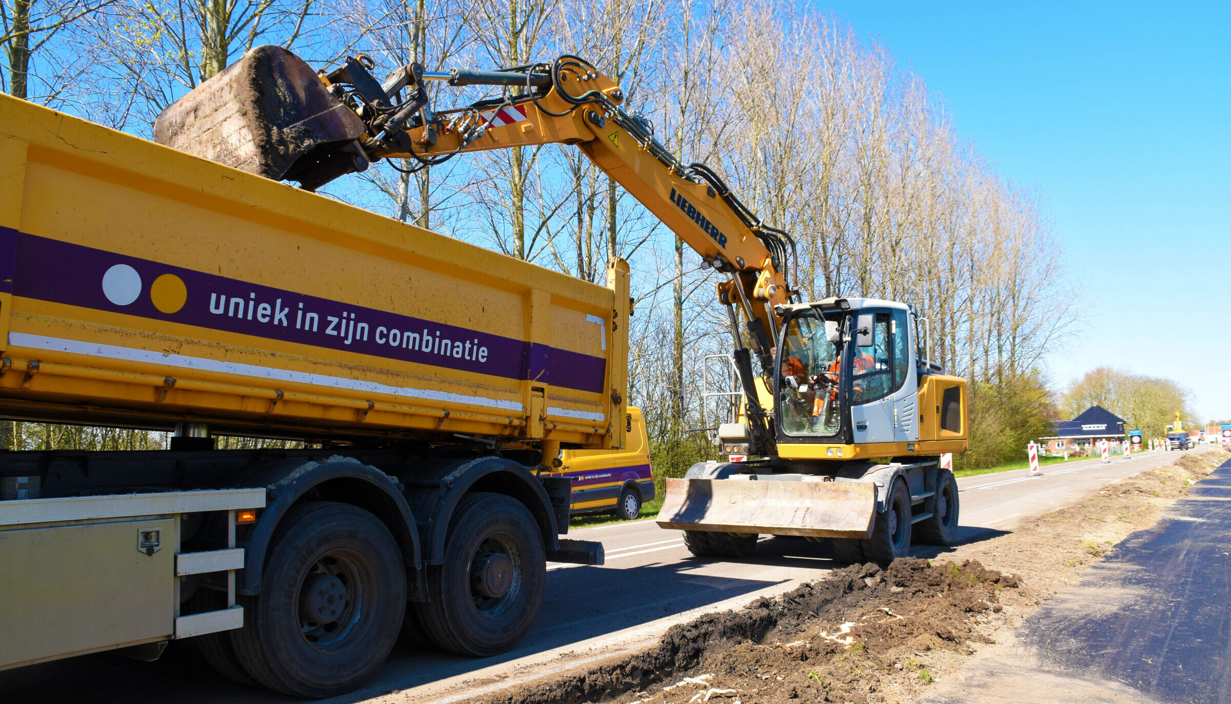 Medewerkers van H4A Openbare Ruimte werken aan de Hulsterseweg in Kuitaart