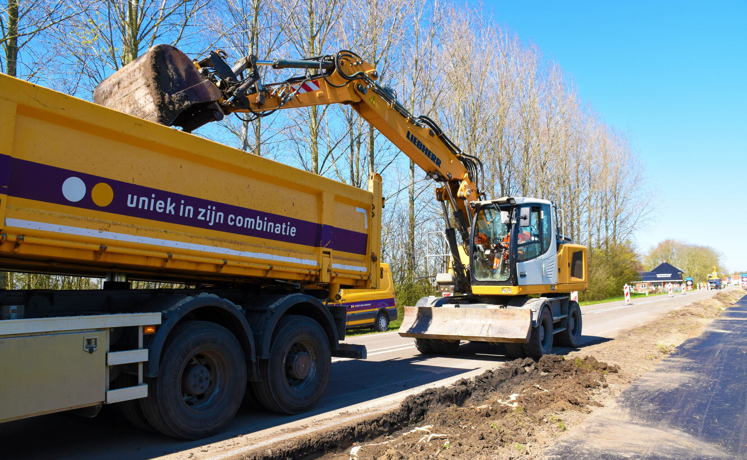 Medewerkers van H4A Openbare Ruimte werken aan de Hulsterseweg in Kuitaart