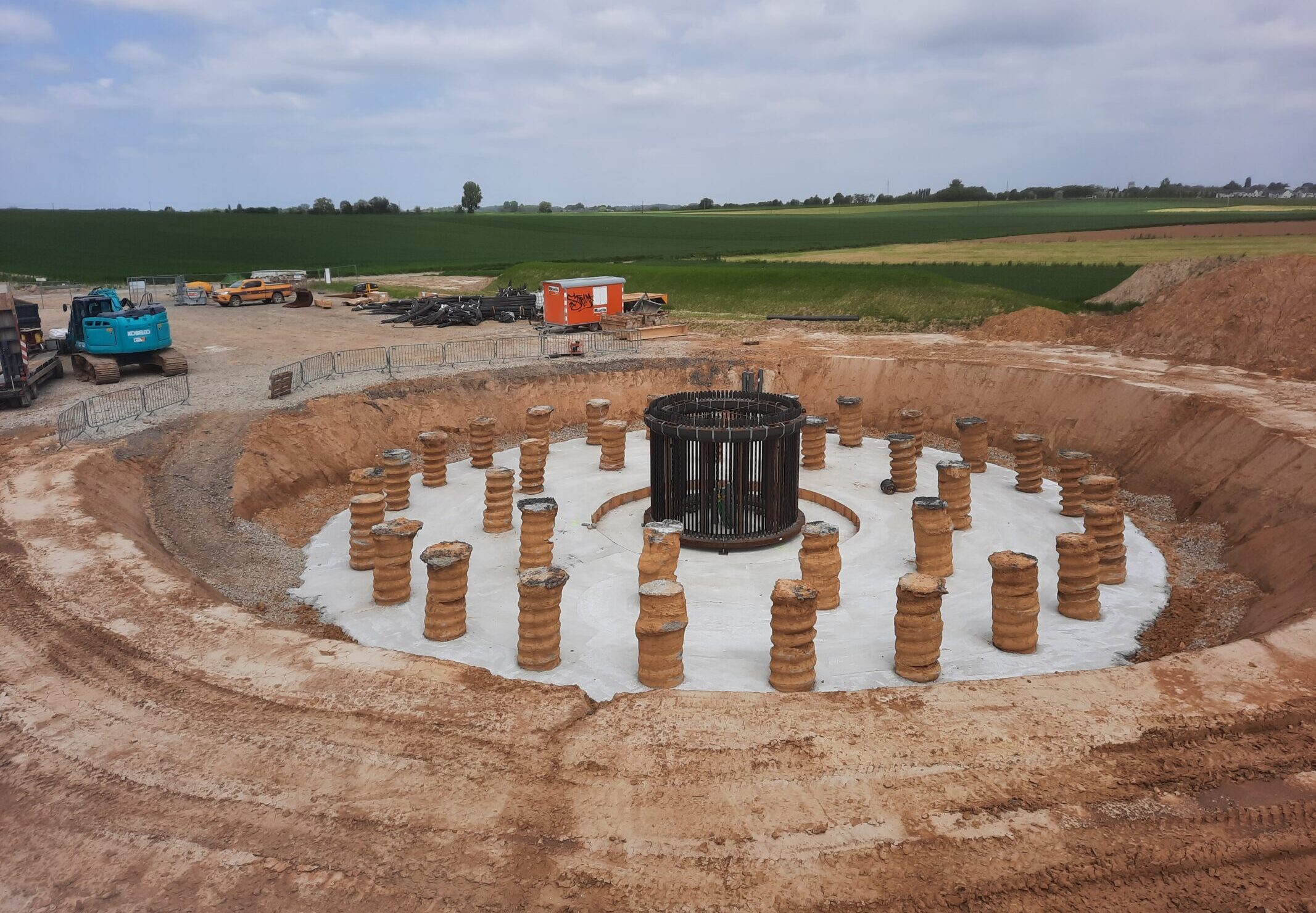 H4A Windenergie maakt een fundering voor een windmolen bij Windpark Perwez in België.