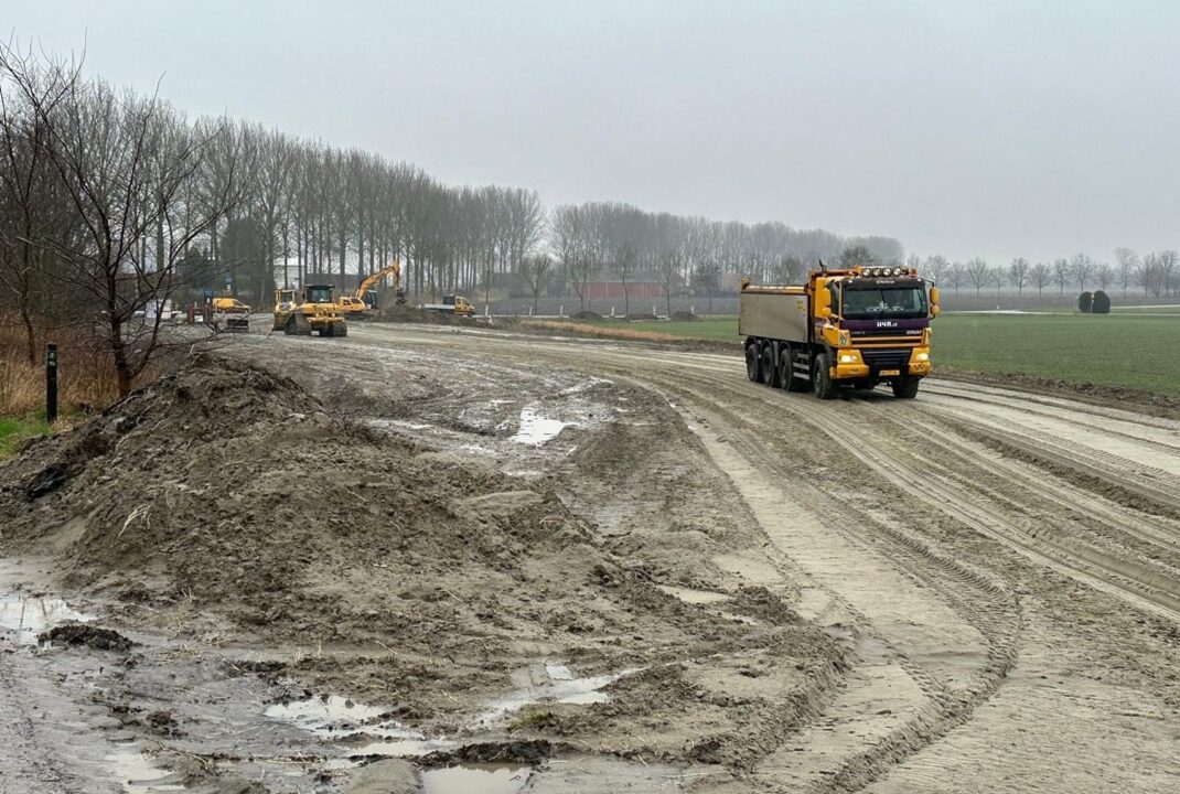 H4A aan het werk voor de nieuwe landbouwweg in Vogelwaarde