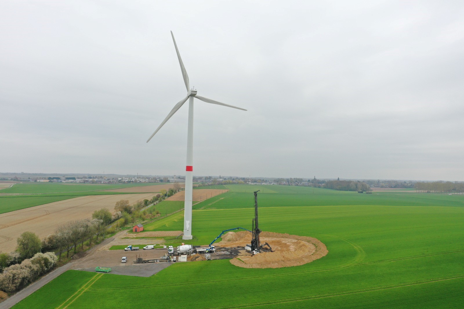 H4A Windenergie maakt een fundering voor een windmolen bij Windpark Perwez in België.