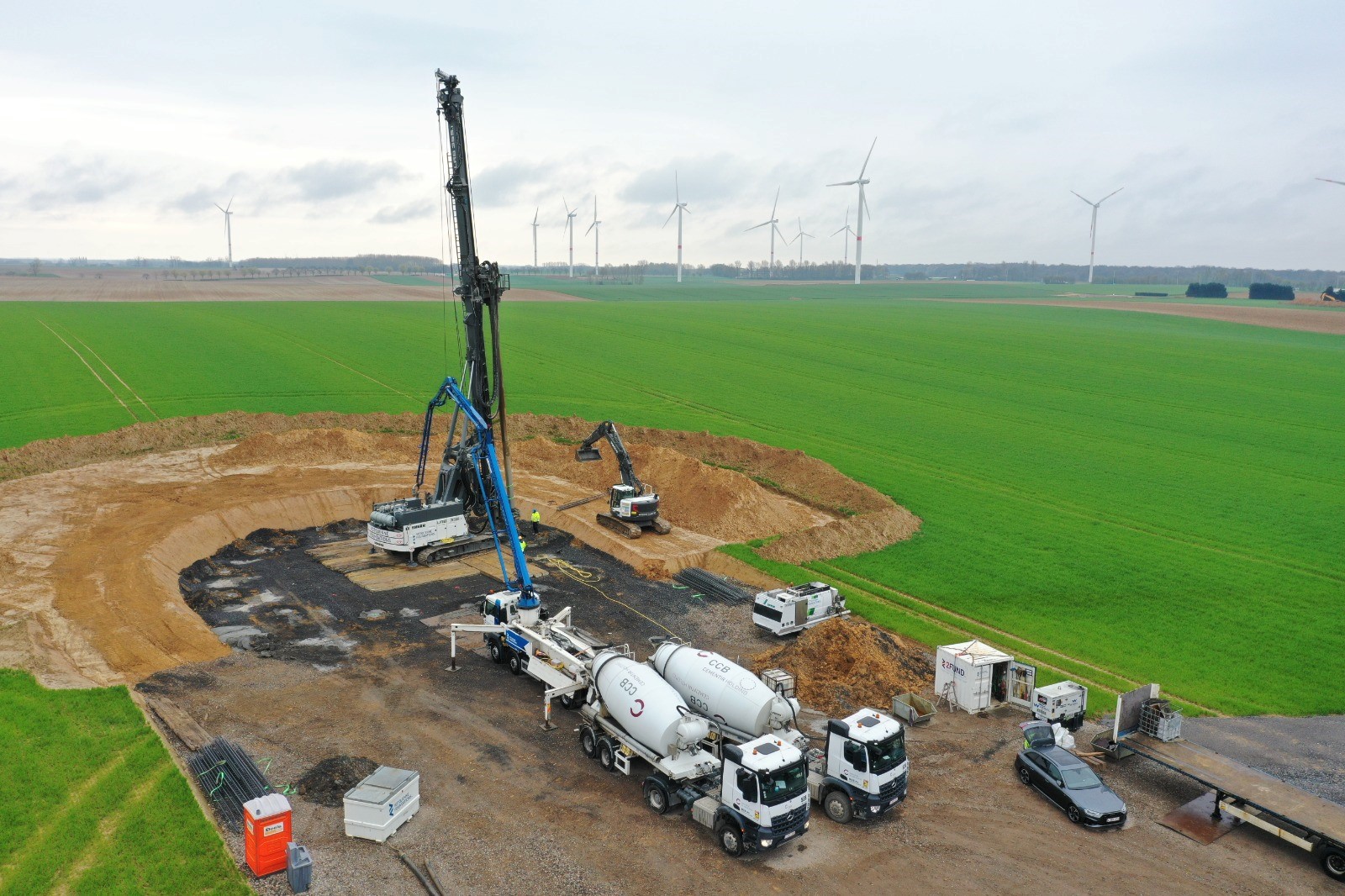H4A Windenergie maakt een fundering voor een windmolen bij Windpark Perwez in België.