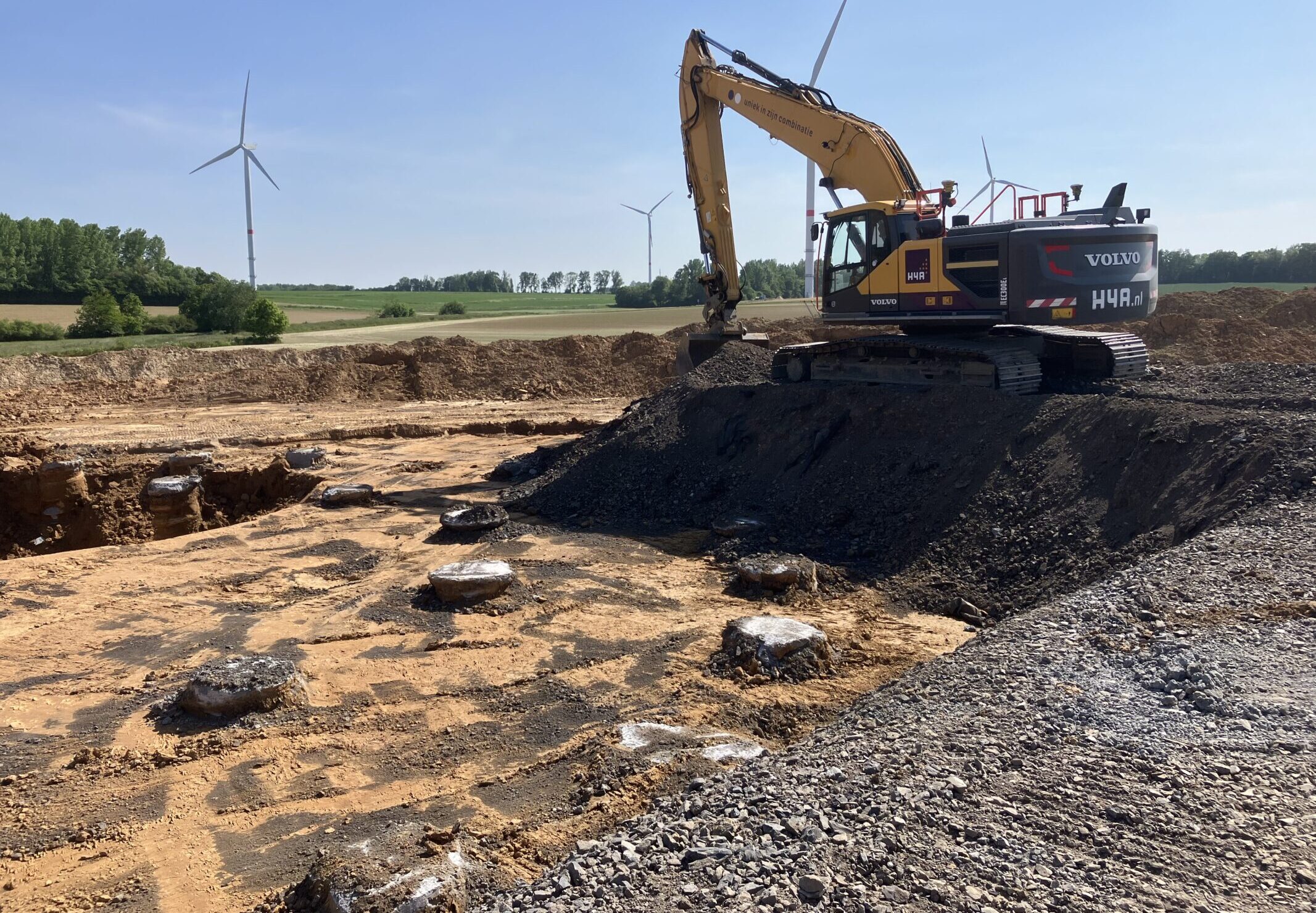 H4A Windenergie maakt een fundering voor een windmolen bij Windpark Perwez in België.