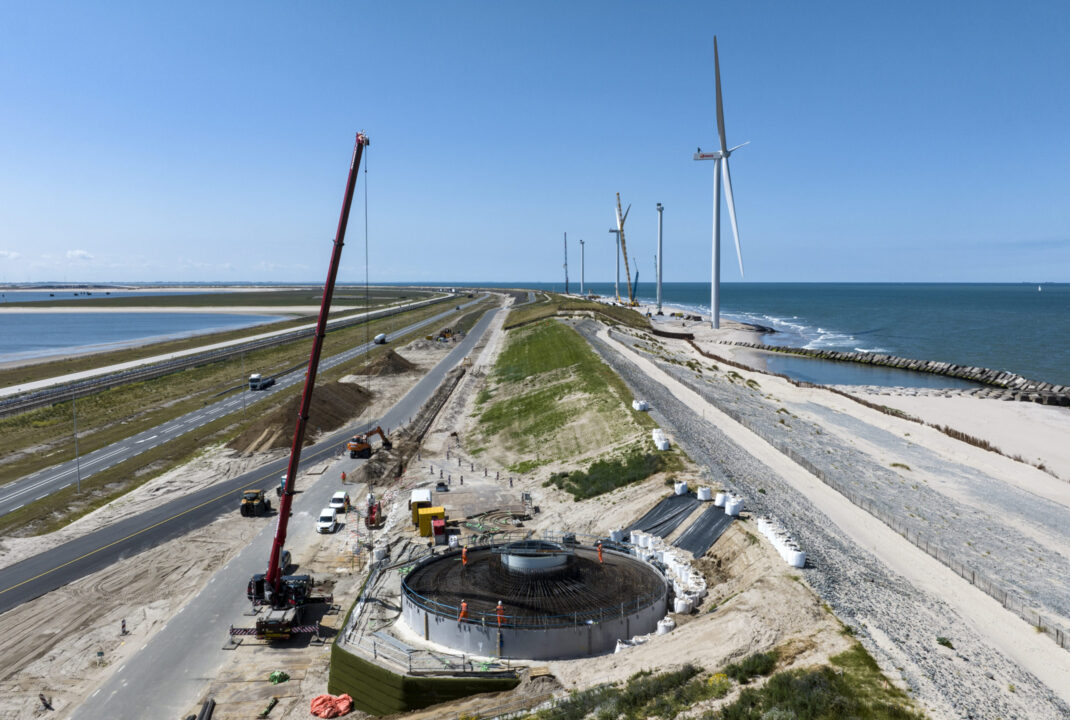 H4A Windenergie maakt een fundering voor een windmolen bij Windpark Maasvlakte 2