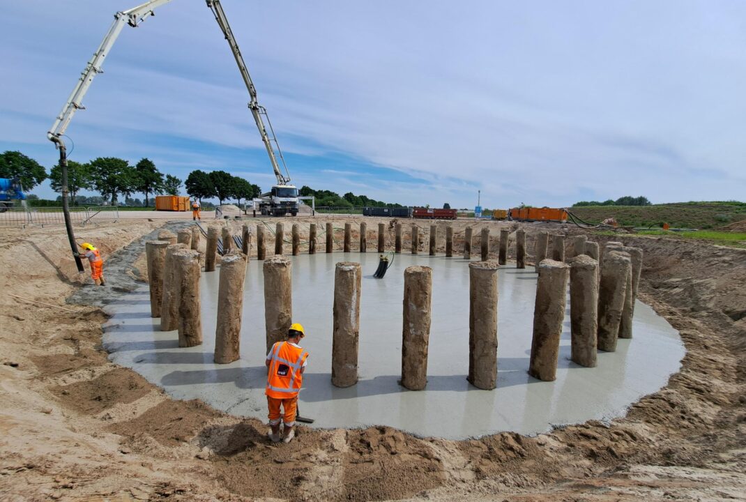 H4A Windenergie maakt een fundering voor een windmolen bij Windpark Burgerwindpark A2 Lage Rooijen