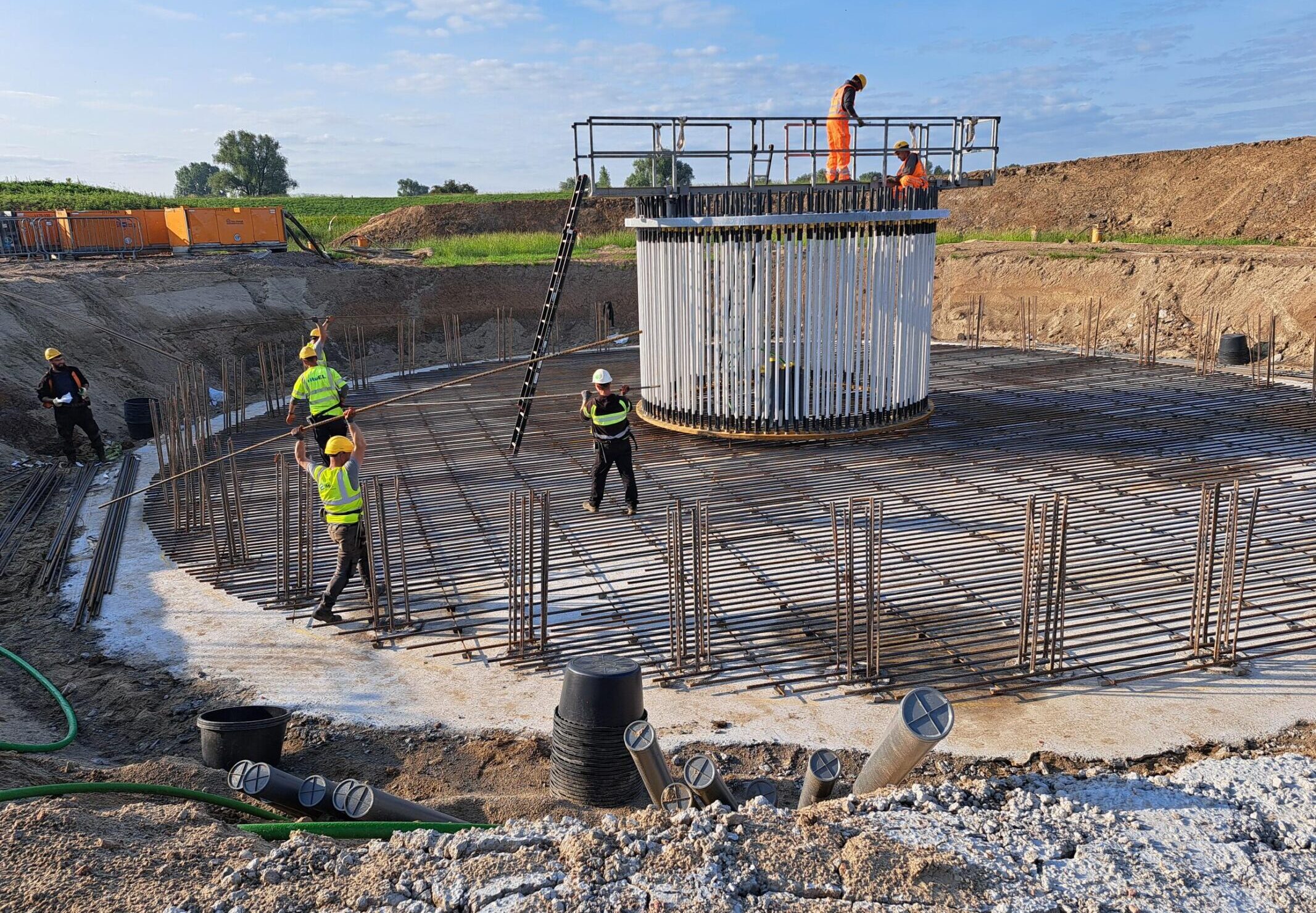 H4A Windenergie maakt een fundering voor een windmolen bij Windpark Burgerwindpark A2 Lage Rooijen