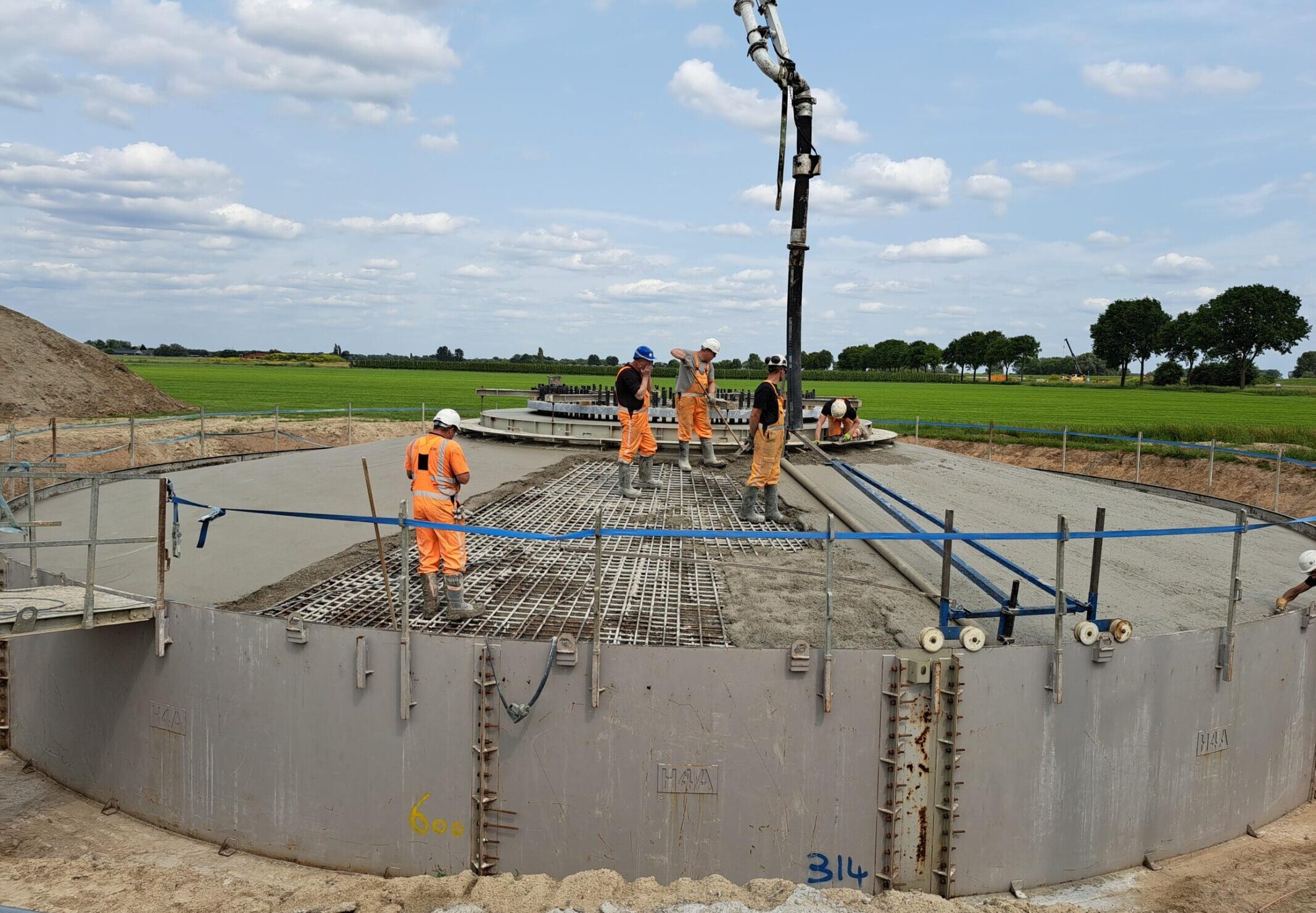 H4A Windenergie maakt een fundering voor een windmolen bij Windpark Burgerwindpark A2 Lage Rooijen