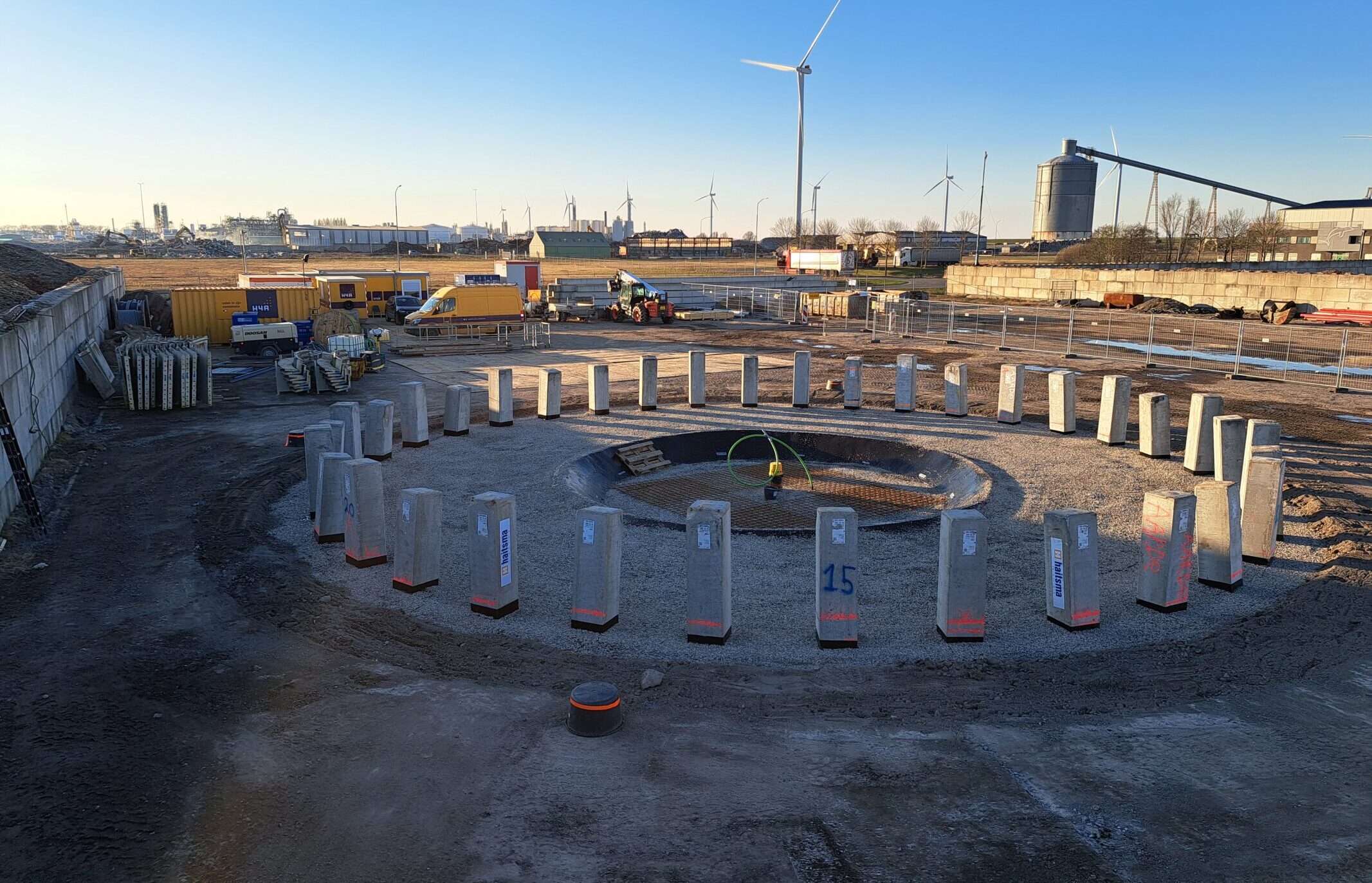H4A Windenergie maakt een fundering voor een windmolen bij de windpark Borg Farmsum