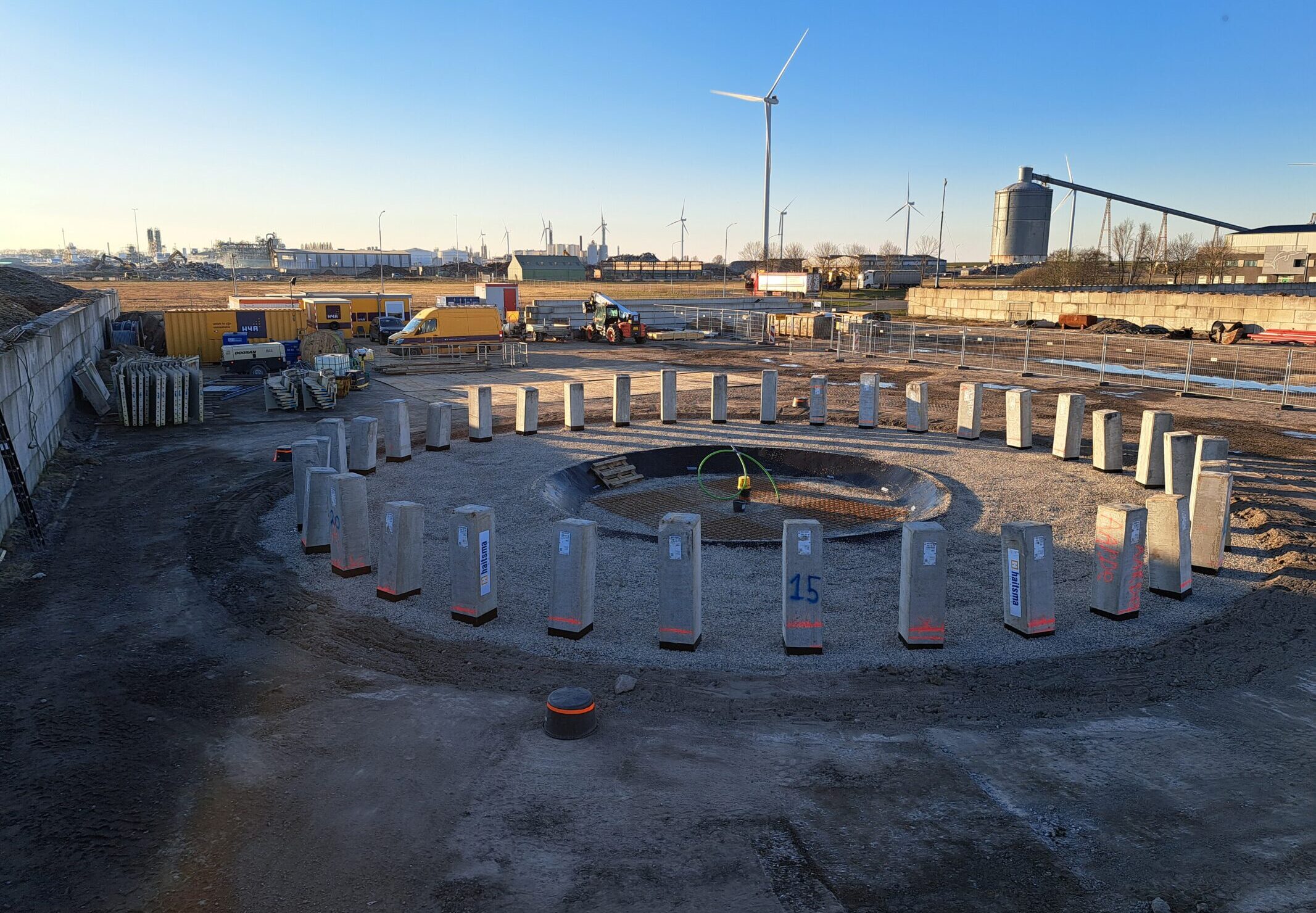 H4A Windenergie maakt een fundering voor een windmolen bij de windpark Borg Farmsum